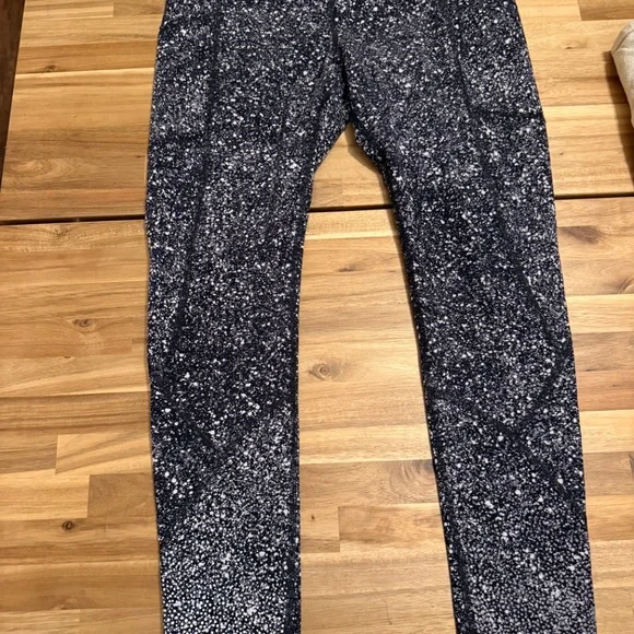 Lululemon scalloped bottom leggings - Picture 6 of 6